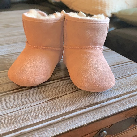Baby pink Ugg’ bootie with Bow Velcro back size 2/3 - Picture 3 of 11